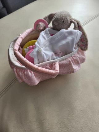 Canastilla para muñecas con peluche