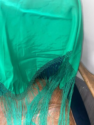 Mantoncillo mujer verde con flecos