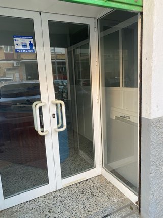 Puerta de Entrada para Local Comercial