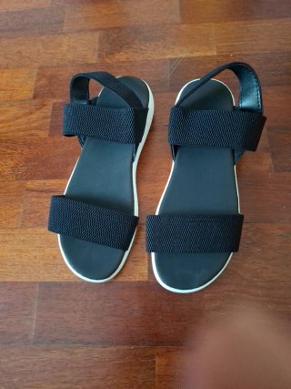 Sandalias negras planas
