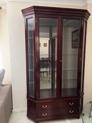 Vitrina de madera clásica