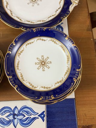 Vajilla Antigua de Porcelana Azul y Oro