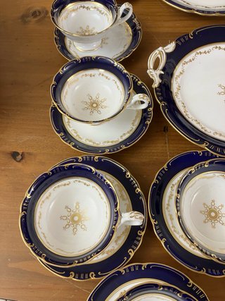 Vajilla Antigua de Porcelana Azul y Oro