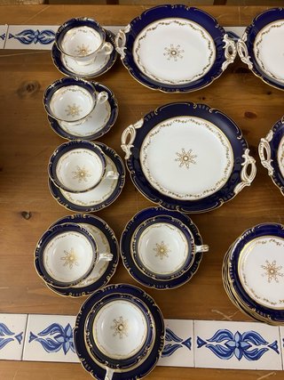 Vajilla Antigua de Porcelana Azul y Oro