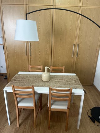 Mesa y 4 sillas de comedor