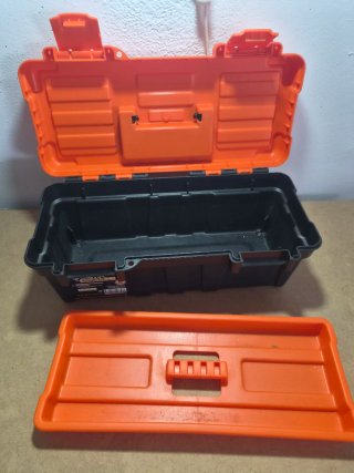 Caja de Herramientas Naranja y Negra