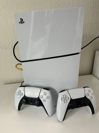 PS5 (PlayStation 5) con dos mandos, lector disco