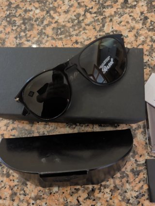 Gafas de Sol Persol Negras nuevas con etiquetas.