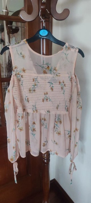 Camisa Estampada con Hombros Descubiertos