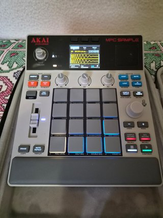 Akai MPC Sample + Maletín + SD + cargador de pared