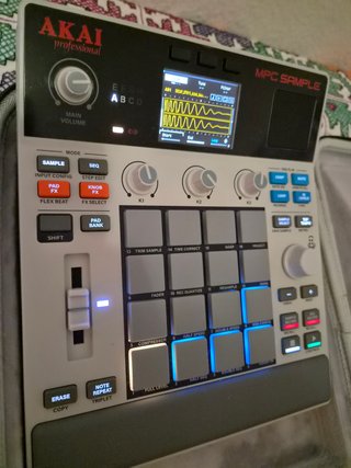 Akai MPC Sample + Maletín + SD + cargador de pared