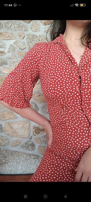 Macacão vermelho com bolinhas brancas