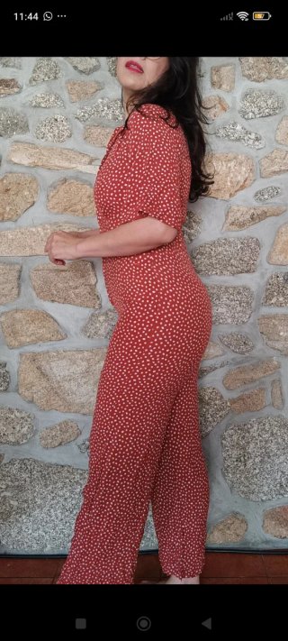 Macacão vermelho com bolinhas brancas