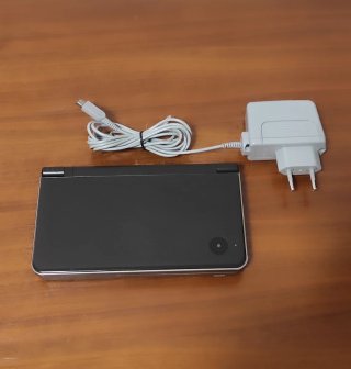Nintendo DSi XL Gris/Negra + Cargador + REGALO