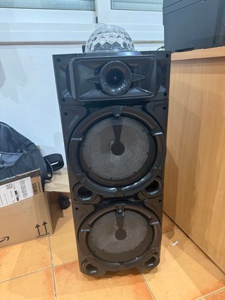 Altavoz negro con bola de discoteca