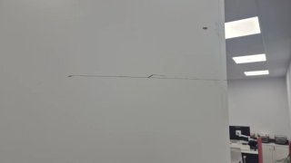 Puerta corredera blanca. Con defecto visible
