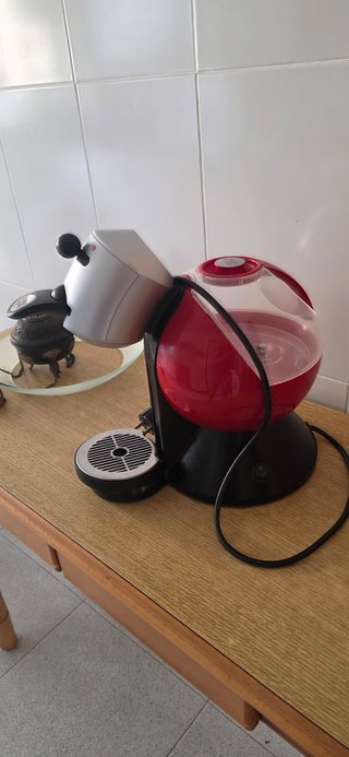 Cafetera de cápsulas roja y plateada