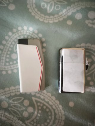 2 Encendedores: Marlboro y Lucky Strike