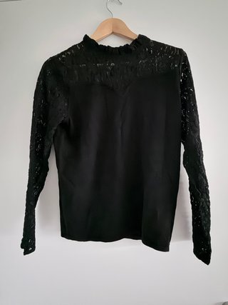 Blusa negra con encaje