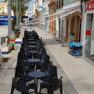 Mesa y sillas terraza exterior