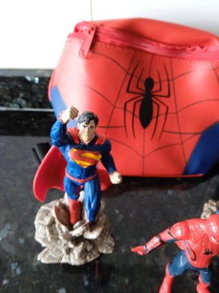 Riñonera Spiderman y figuras superhéroes