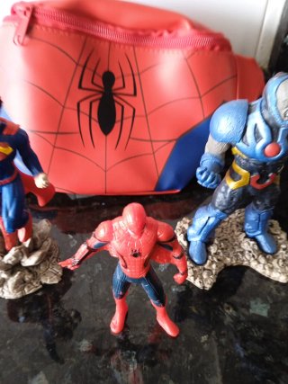 Riñonera Spiderman y figuras superhéroes