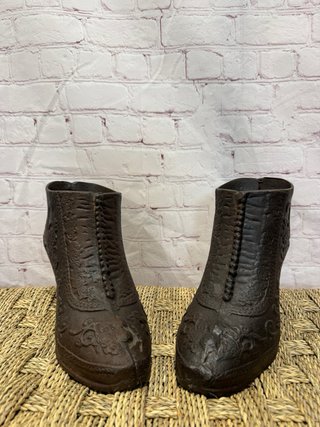 Antiguos botines de hierro
