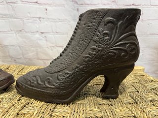 Antiguos botines de hierro