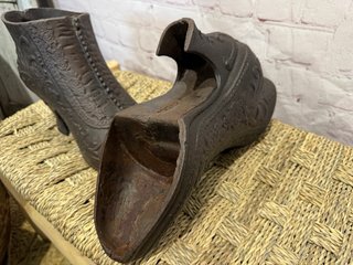 Antiguos botines de hierro
