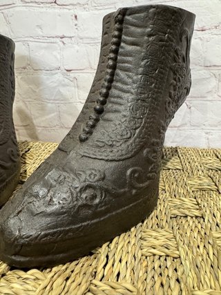 Antiguos botines de hierro