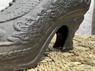 Antiguos botines de hierro