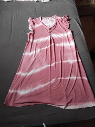 Vestido rosa y blanco con volantes