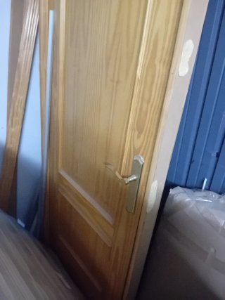 Puerta de madera de pino