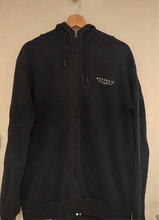 Sudadera negra cremallera y capucha de McKenzie