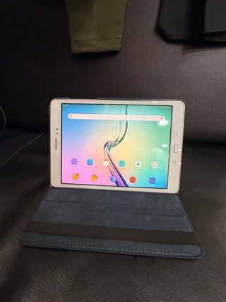 Tablet Samsung Blanca con Funda Azul