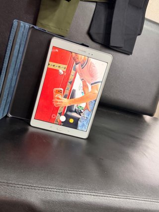 Tablet Samsung Blanca con Funda Azul
