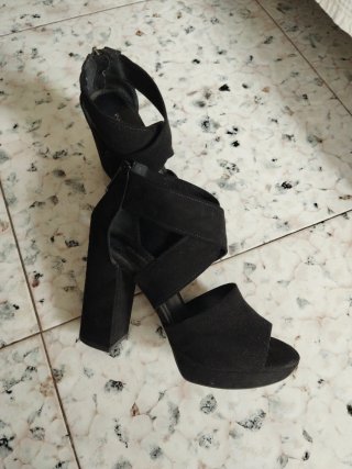 Zapatos de tacón negros de vestir, solo un uso.