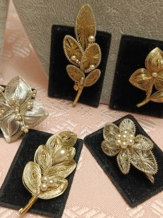 Antiguos Broches y Collar