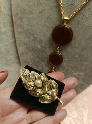 Antiguos Broches y Collar