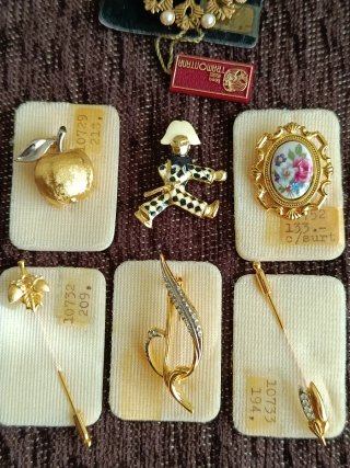 Antiguos Broches y Collar