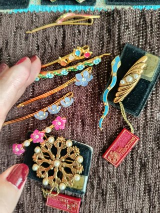Antiguos Broches y Collar