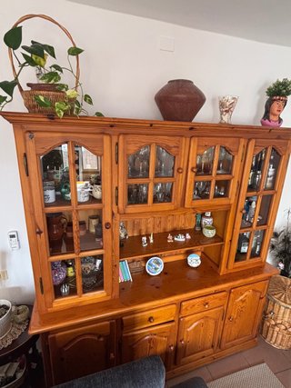 Mueble salón de pino con vitrinas de cristal