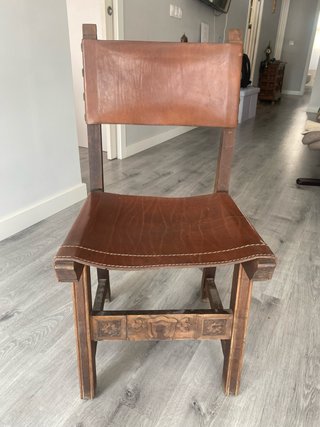 Conjunto de 5 Sillas Clásicas de Madera y Cuero