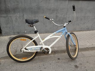 Bicicleta blanca y azul con flores