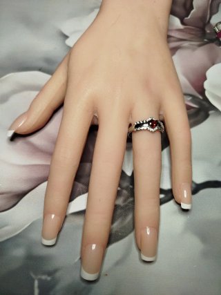 Anillo Plateado con Granate natural