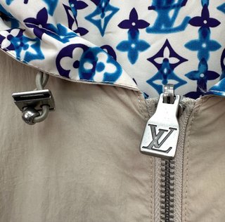 Sudadera Louis Vuitton con capucha azul y blanco