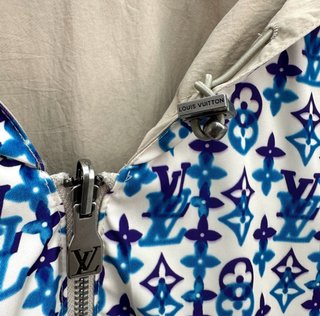 Sudadera Louis Vuitton con capucha azul y blanco