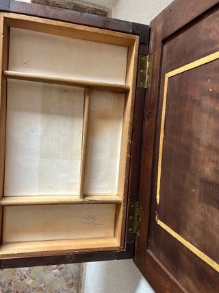 Costurero antiguo de madera