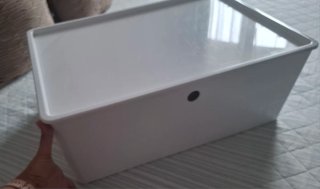 Caja de plástico blanca con tapa