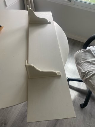 Balda de madera blanca con soportes